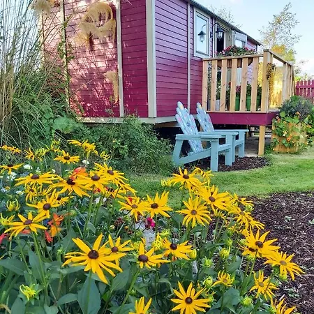 The Feathers Shepherds Hut Ath Eascrach Exterior photo