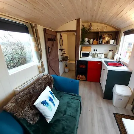 The Feathers Shepherds Hut Ath Eascrach Exterior photo