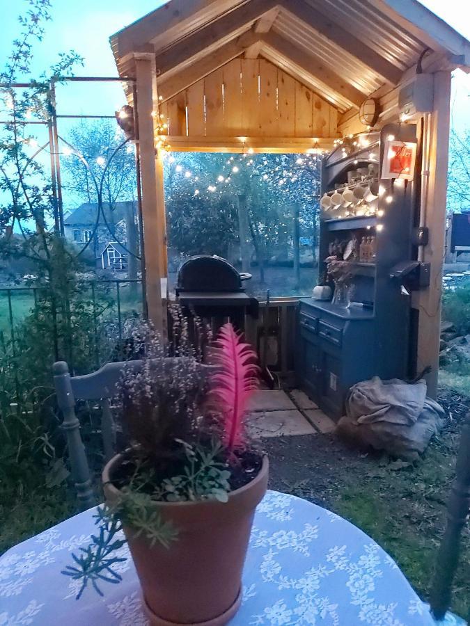 Luxury tent The Feathers Shepherds Hut *